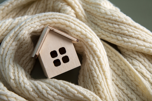 Haus in kuscheligem Schal verpackt